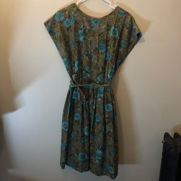 50's Vintage Floral Dress With a Waist Tie - Picture 3 of 6